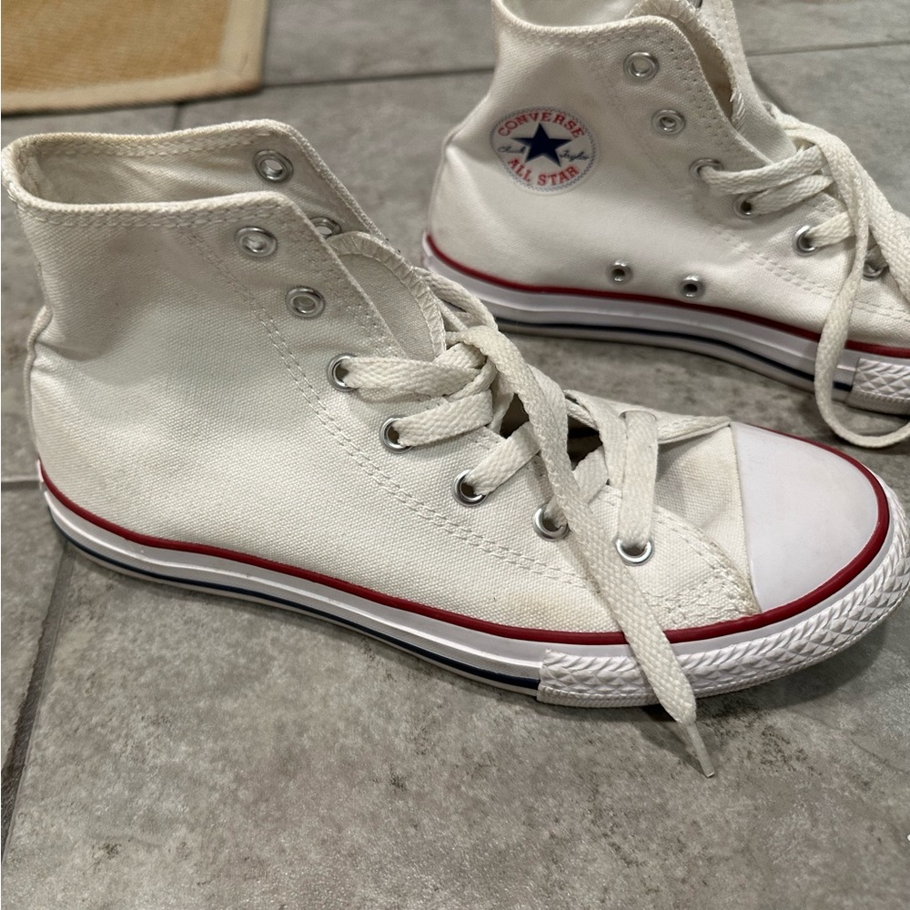 Youth size 3 converse all stars. Hardly used, excellent condition!